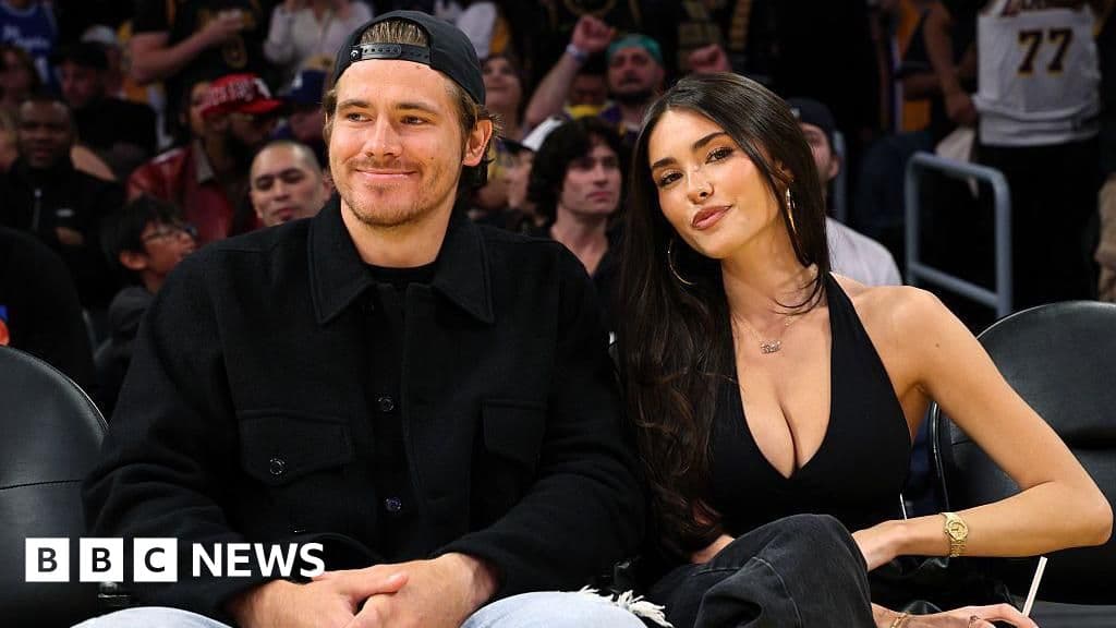 Ylli i muzikës pop Madison Beer dhe lojtari i NFL Justin Herbert shpallin fejesën - BBC
