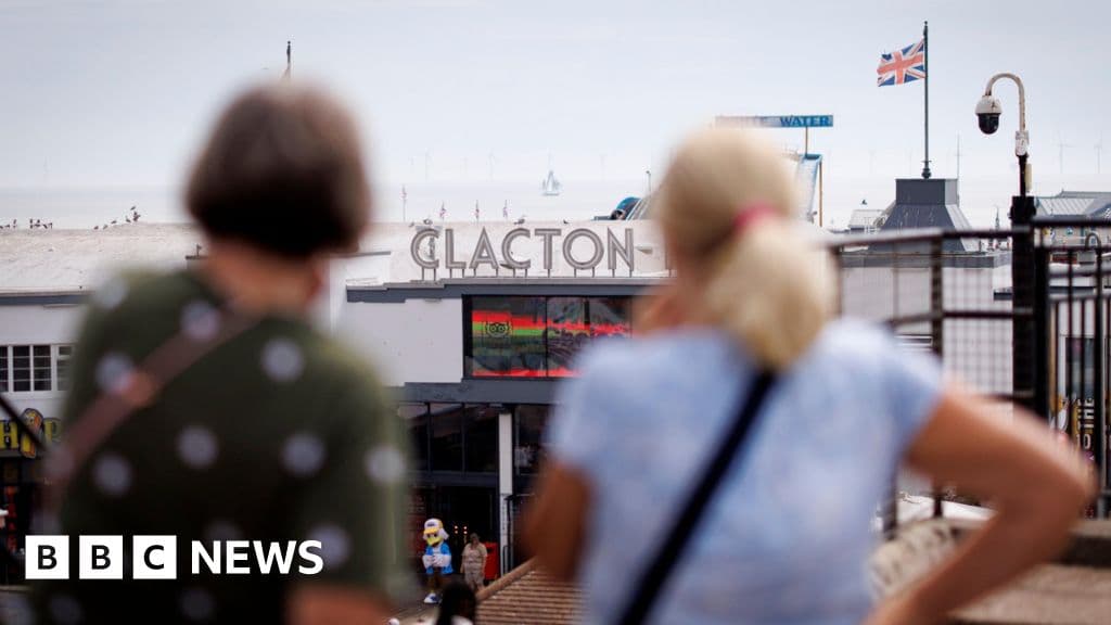 Mbyllen qendrat e votimit të Clacton pasi Farage bën oferta për t 'u bërë përsëri deputet - BBC