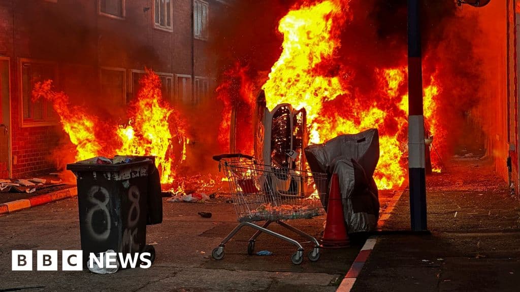Nata kur njerëzit në Belfast u larguan nga shtëpitë e tyre për shkak të dhunës raciste - BBC